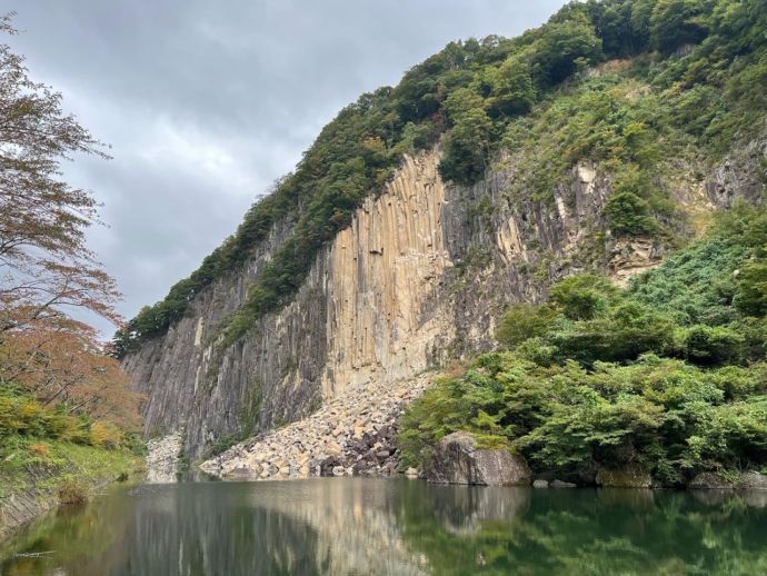 白石市にある材木岩の様子