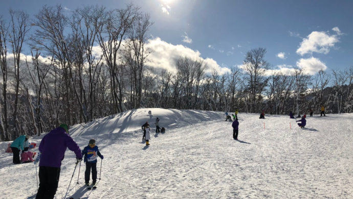 Asahi自然観スノーパークのスキースクールの様子