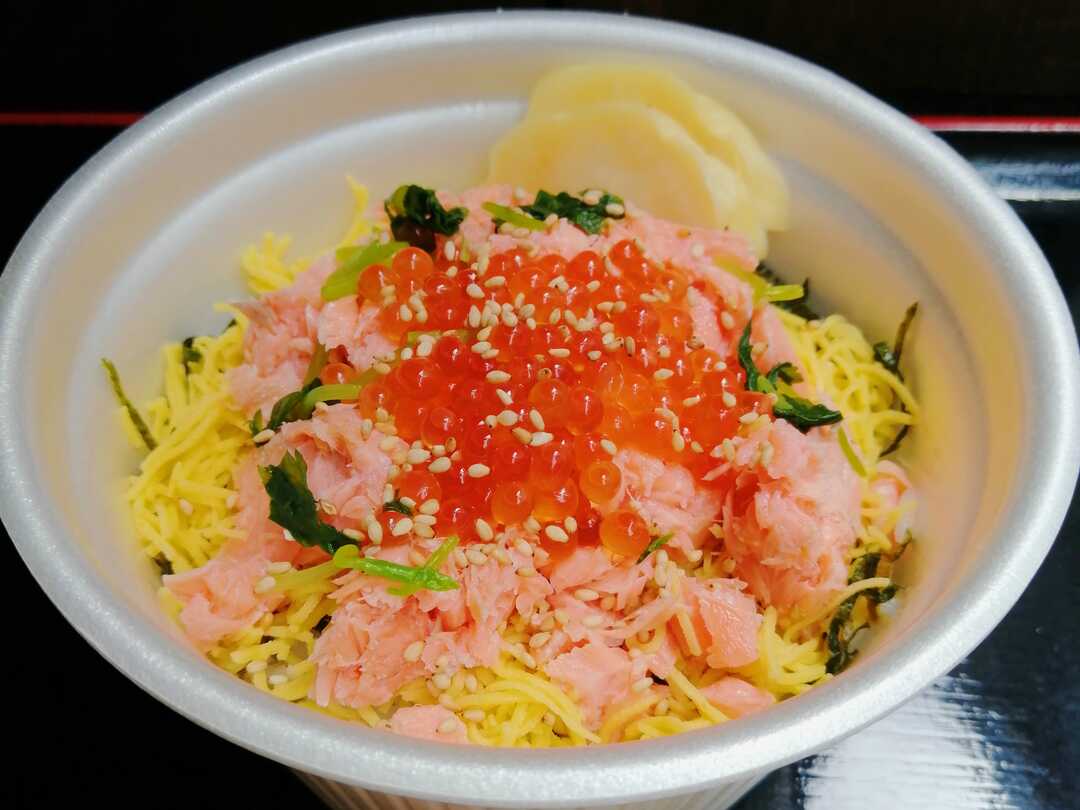 東京都港区のJR田町駅近くにある滴屋でテイクアウトできる鮭いくら丼