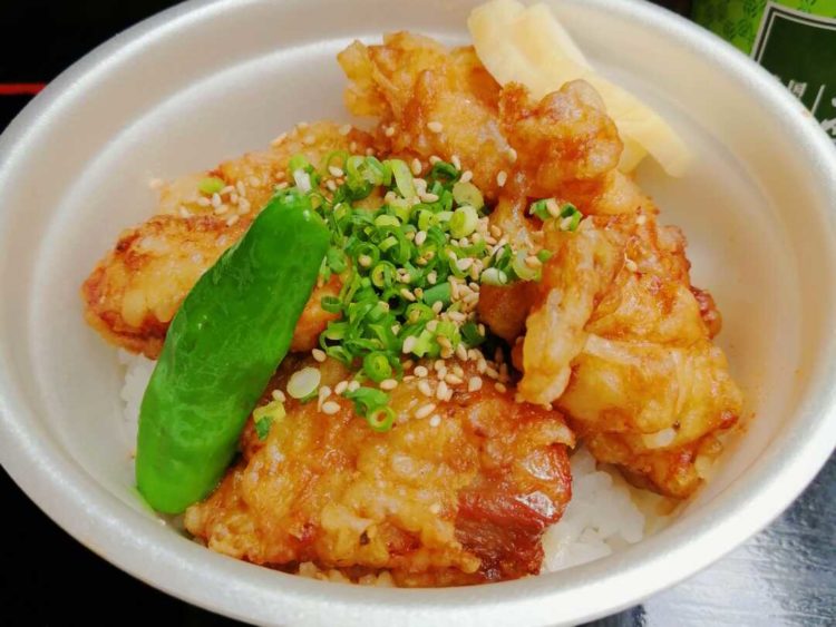 東京都港区のJR田町駅近くにある滴屋でテイクアウトできるかしわ天丼