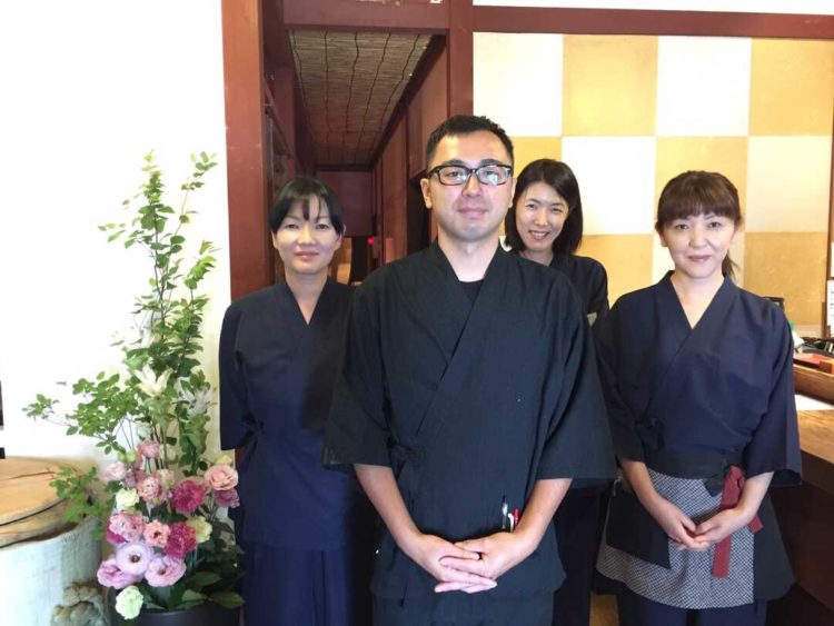 東京都港区のJR田町駅近くにある滴屋の店長である甲本さんやスタッフのみなさん