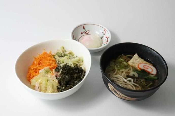 道の駅庄川内にあるレストランで提供されているミニえごまうどん・ミニよごし丼セット