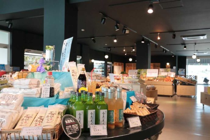 広くて商品が見やすい道の駅庄川の売店コーナー