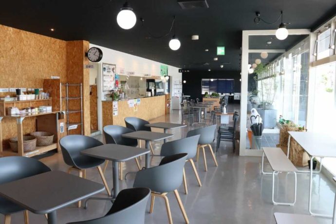 明るくゆったりとくつろげる道の駅庄川内のレストランの店内