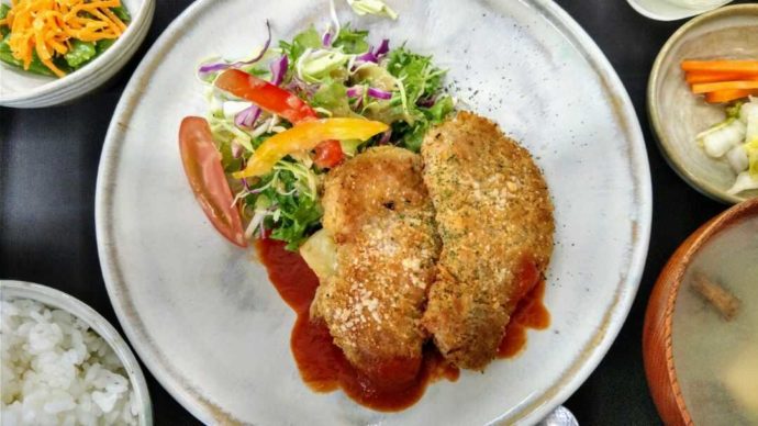 メインのお肉に野菜がたっぷり添えられた庄川峡ランチ