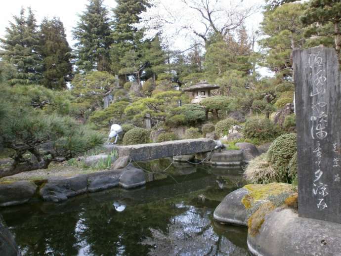 「将棋むら天童タワー」敷地内の「芭蕉公園」(中庭)