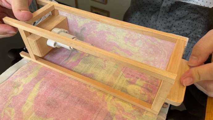 「JAPANESE BRUSH DESIGN WORKS Kaku」での「一期一会の灯りづくり」作業の様子(その2)