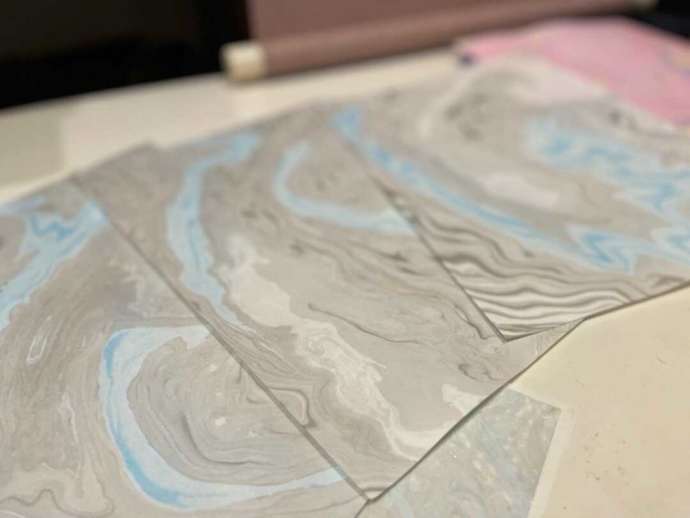 「JAPANESE BRUSH DESIGN WORKS Kaku」で制作された墨流しで染めた越前和紙