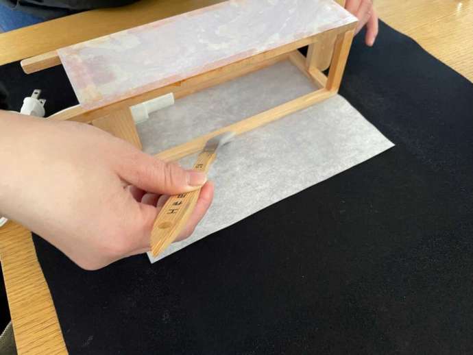 「JAPANESE BRUSH DESIGN WORKS Kaku」での「一期一会の灯りづくり」作業の様子(その1)