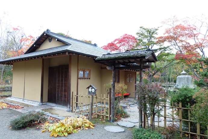 「玉泉館跡地公園」内の茶室外観(秋)