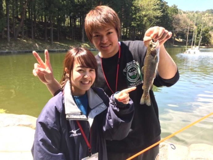 ベリーパークinフィッシュオン!鹿留で釣りを楽しむカップル