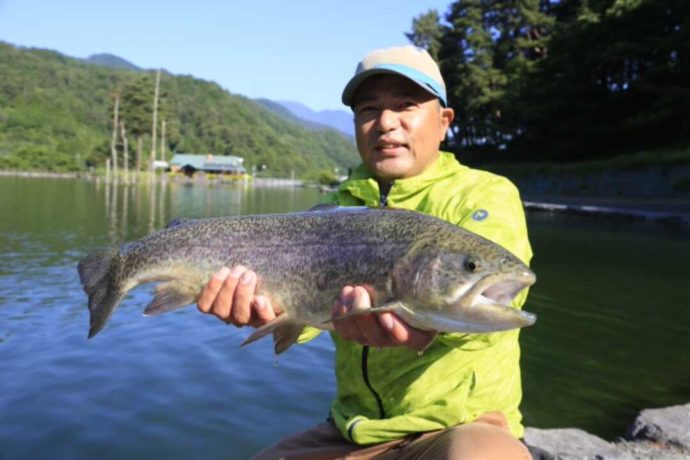 ベリーパークinフィッシュオン!鹿留で大きな魚を釣り上げた直後の様子