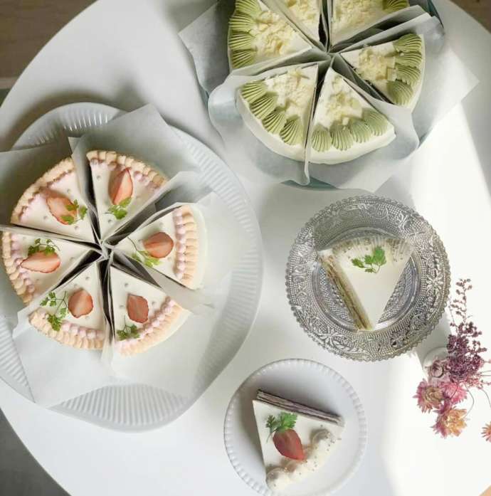 シモキタシマイの苺ショートケーキとピスタチオショートケーキ