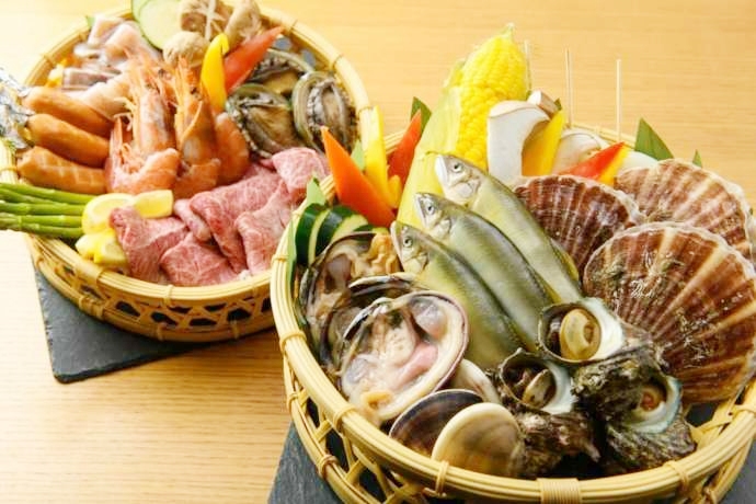 海鮮コース・お肉コースそれぞれの食材が入ったカゴ