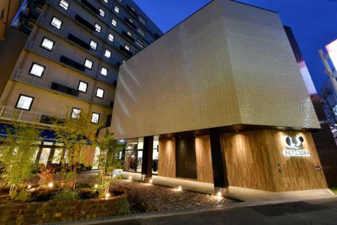 ライトアップされた「ホテルソビアル 大阪 ドーム前」の正面入り口