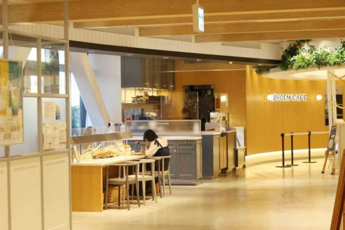 「スーホルムカフェ 湘南」の看板が見える内観