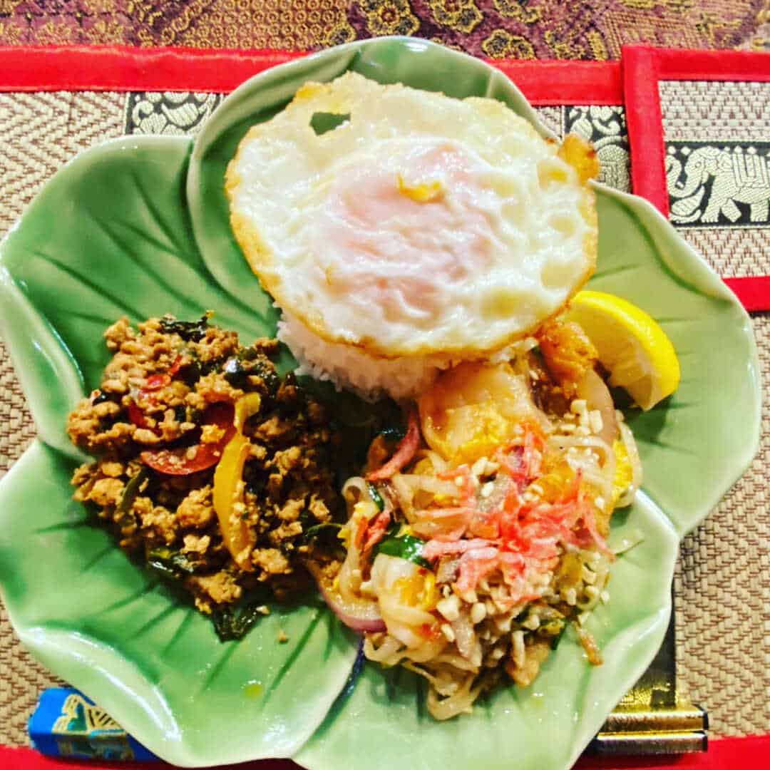 東京都荒川区にあるSOL BANGKOKのガパオ&パッタイコンビセット