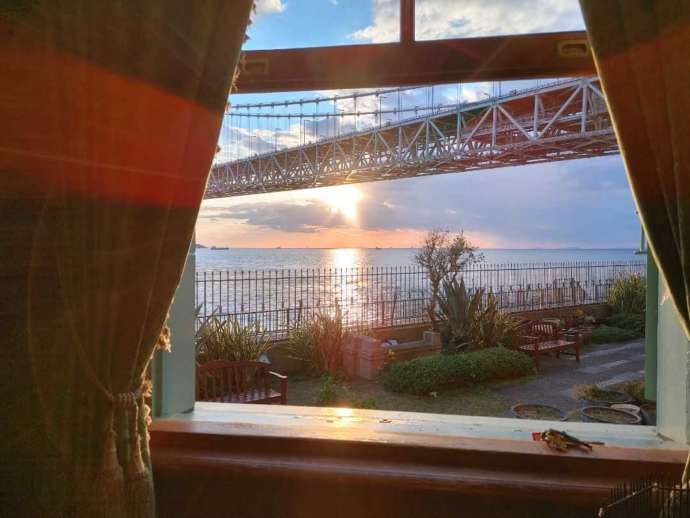 「孫文記念館(移情閣)」窓から見た明石海峡大橋と夕景