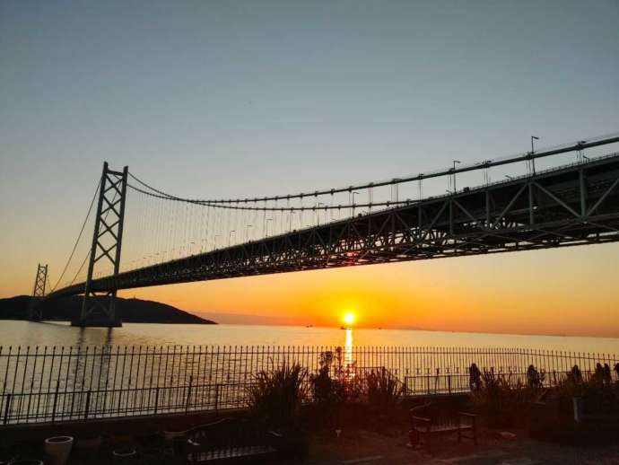 孫文記念館(移情閣)の南庭園から望む明石海峡大橋と夕景(その1)