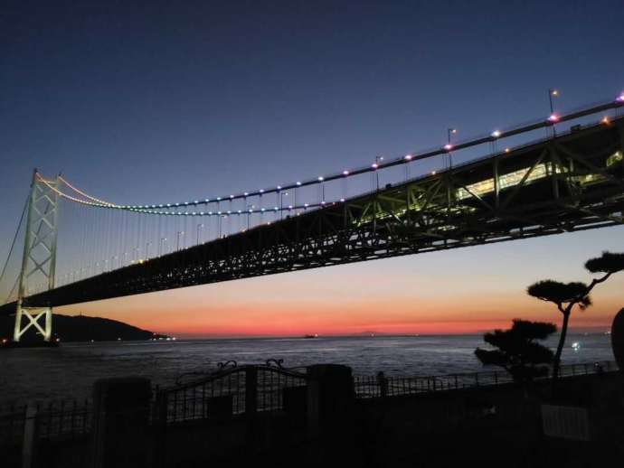 孫文記念館(移情閣)の南庭園から望む明石海峡大橋と夕景(その2)