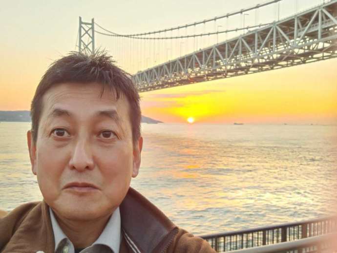 明石海峡大橋と孫文記念館(移情閣)の事務局次長・東谷眞吾氏