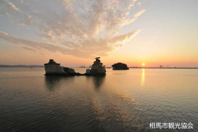 朝日に照らされている文字島
