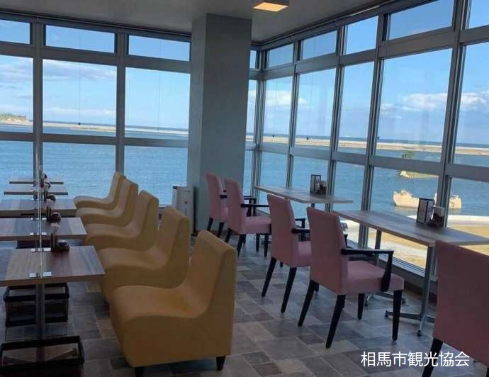 Cafe smileの内観、窓側の席