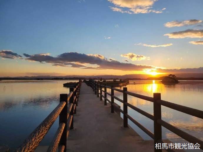 夕陽の広場にかかる桟橋と夕焼け