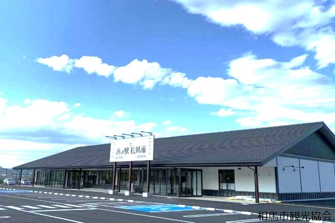 浜野駅の外観と駐車場
