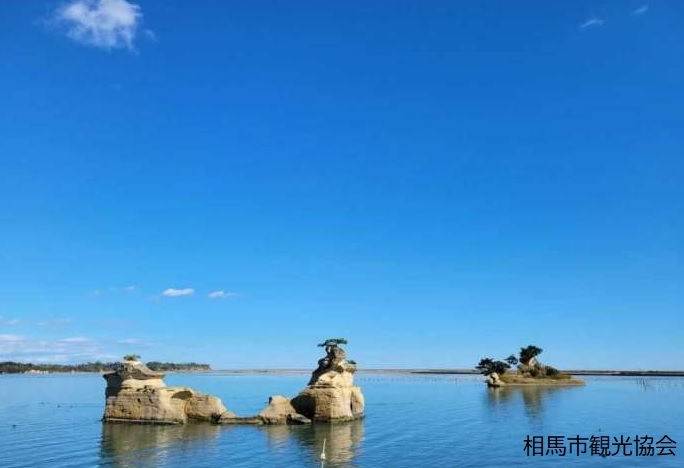 文字島が浮かぶ様子