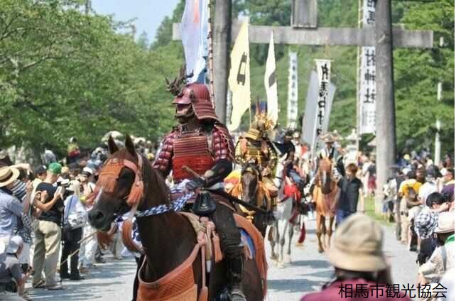 相馬野馬追の騎馬隊が歩く様子