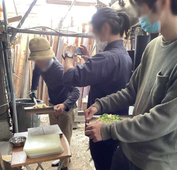杉乃精のピザを焼く参加者