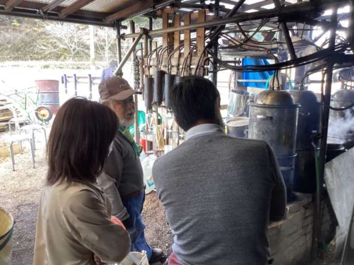 杉乃精で蒸留窯の説明をする社長