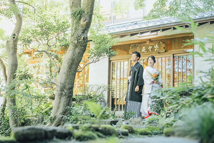 萃香園ホテル内料亭「紫雲筵」の前に佇む和装の新郎新婦