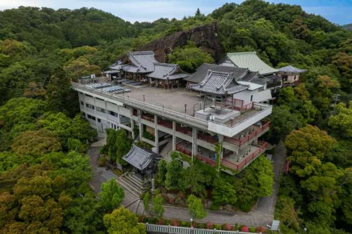 救馬溪観音の本堂を上空からみたところ