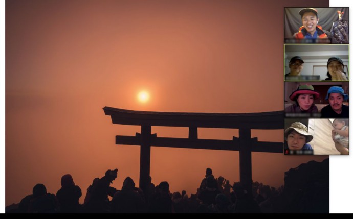 山梨県富士吉田市にある太子舘ガイド会で行う富士登山オンラインツアーで臨場感を楽しむ様子