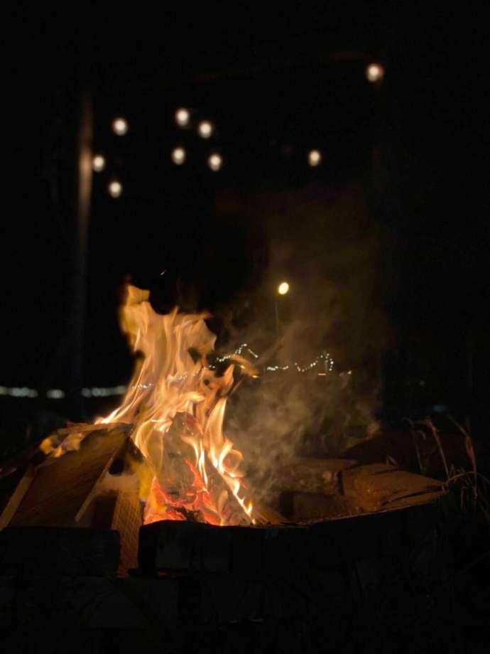 夜の暗闇の中で燃える焚き火の様子