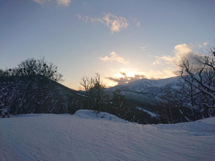 太陽がのぞく会津高原高畑スキー場