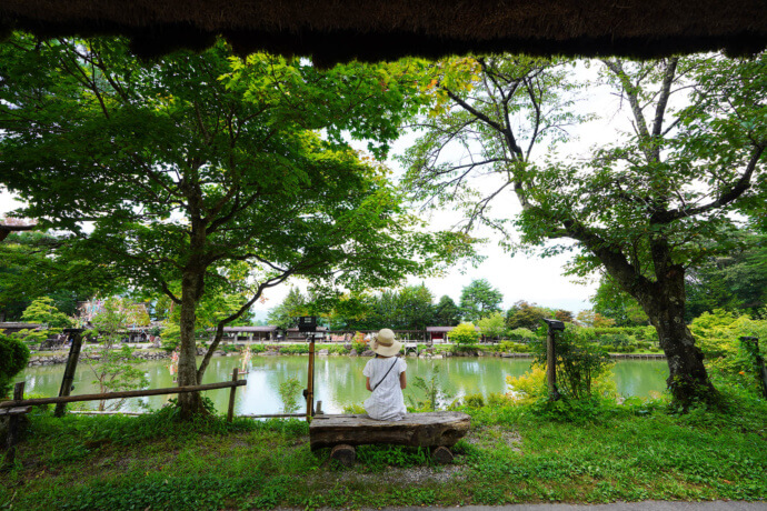 飛騨の里の風景(池の前のベンチ)