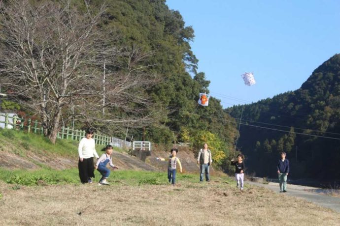 五十崎凧博物館の近くで凧あげ体験に参加する家族