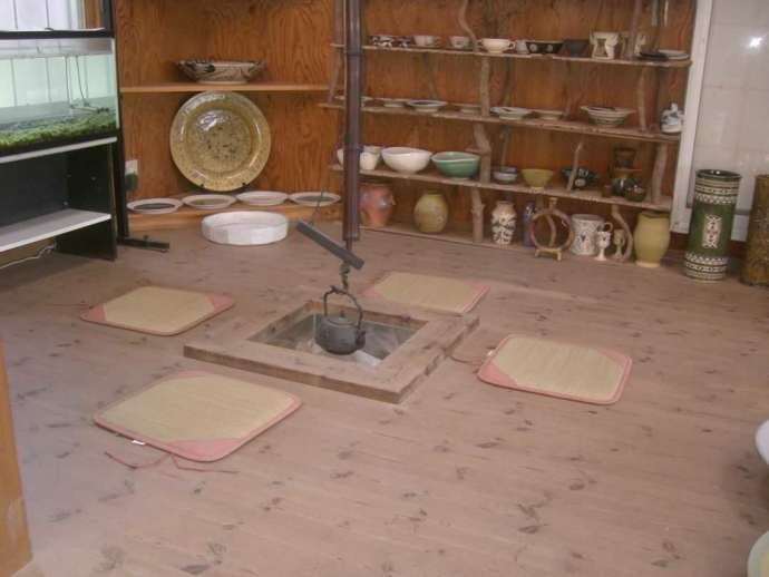 陶工房たまどろの囲炉裏がある板の間