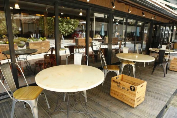 開放的な雰囲気漂う福生のビール小屋のテラス席