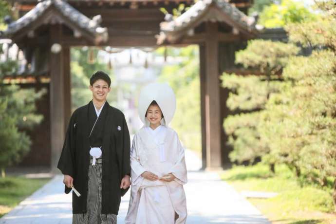 香川県高松市にある讃岐國一宮田村神社の境内で微笑む新郎新婦