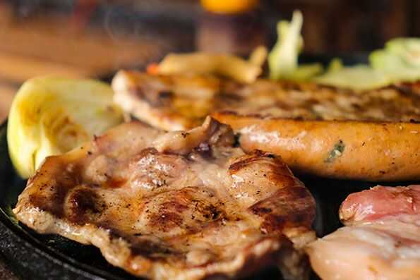 丹後王国「食のみやこ」の「トン's キッチン」で味わえる京丹波高原豚のBBQ
