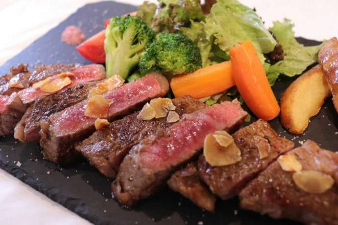 丹後王国「食のみやこ」にある「山と海 with 日本海牧場」のステーキ