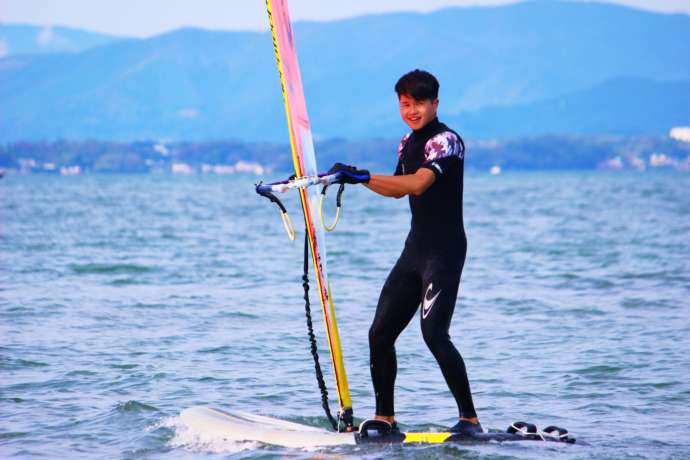 WIND VILLAGEでウインドサーフィンのレッスンをしている様子