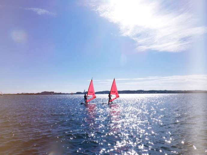 WIND VILLAGEでウインドサーフィンのレッスンをしている様子