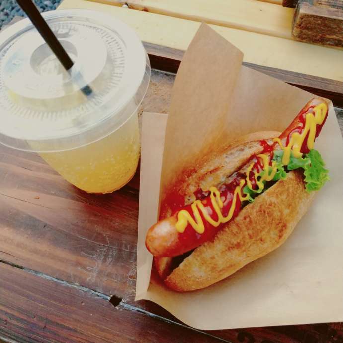 はまなこみんなのカフェむらくしビーチのホットドックとレモネード
