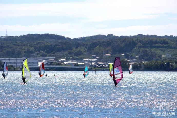 WIND VILLAGEでウインドサーフィンを楽しんでいる様子