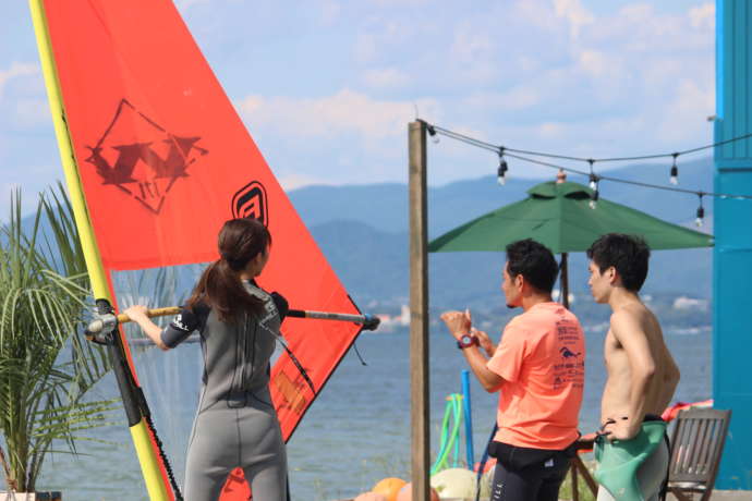 WIND VILLAGEでウインドサーフィンのレッスンをしている様子